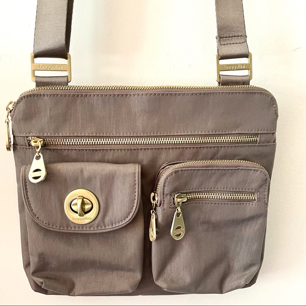 Baggallini Taupe Medium Sydney Multi compartment Travel Crossbody Bag/Coin Purse